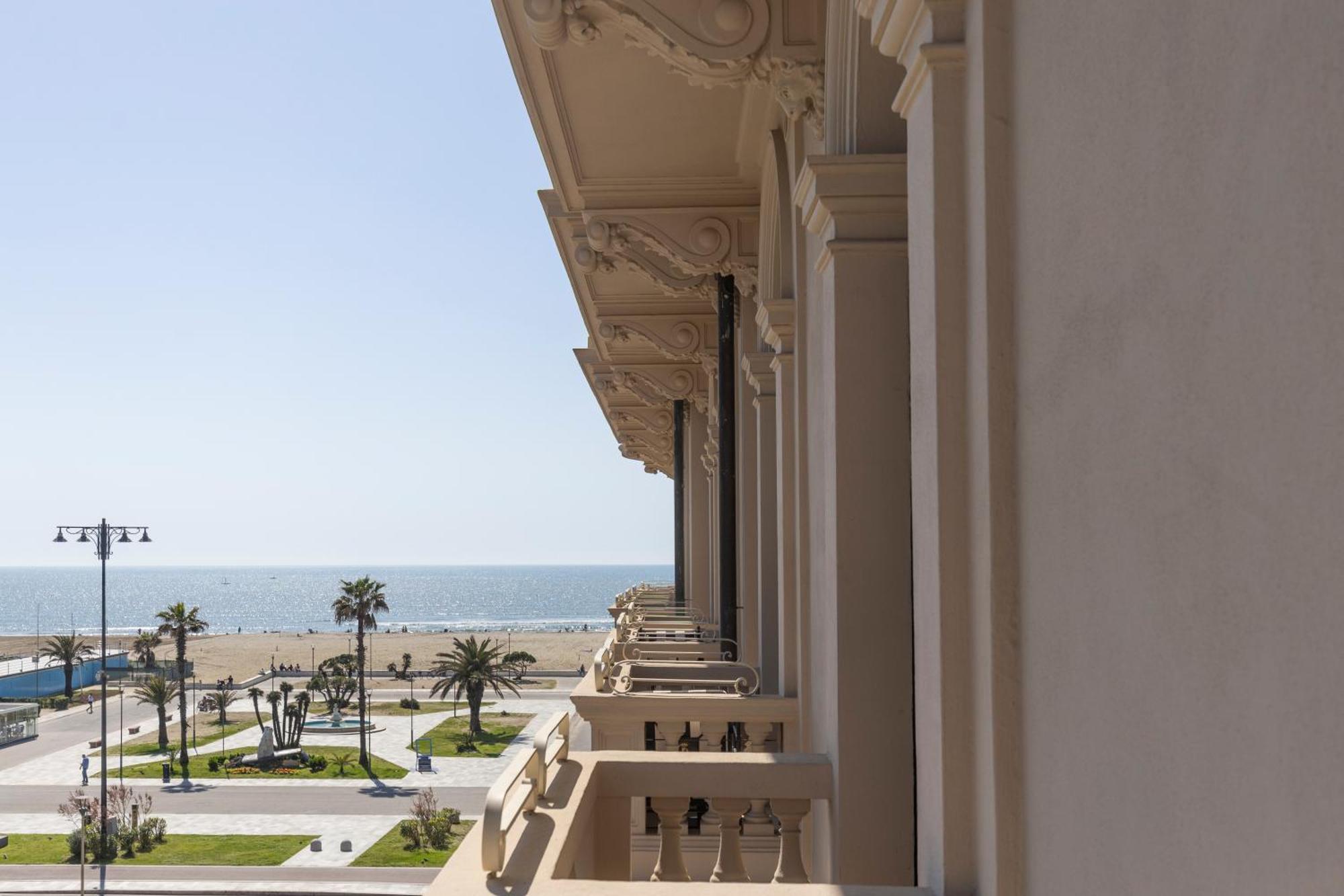 Grand Hotel Principe Di Piemonte Viareggio Bagian luar foto
